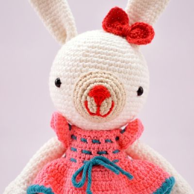 Emilia Coneja - Amigurumi Tejido a Mano Elegante | EnFibras
