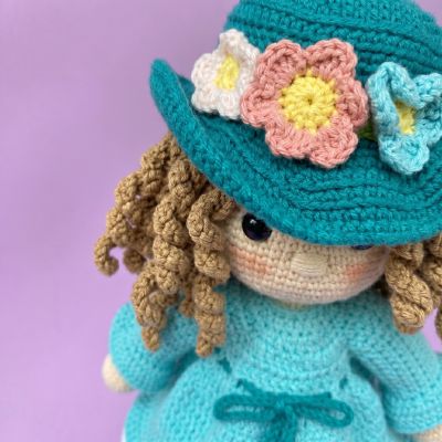 Muñeca Violeta - Muñeca Amigurumi Tejida a Mano | EnFibras