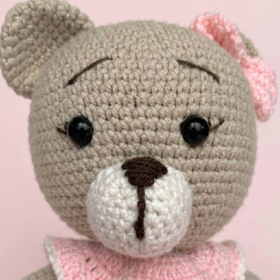 Rosita Osa Elegante - Muñeca Amigurumi Tejida a Mano | EnFibras