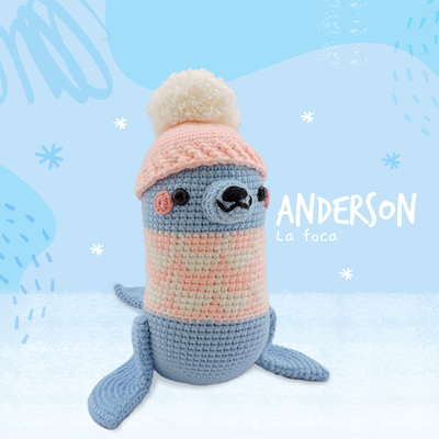 Anderson Foca, llamado cariñosamente Andy, recorre el mundo descubriendo nuevos lugares, los niños aman escuchar sus aventuras y ver todos los tesoros que trae consigo.#amigurumi #toy #pattern #enfibras #crochet